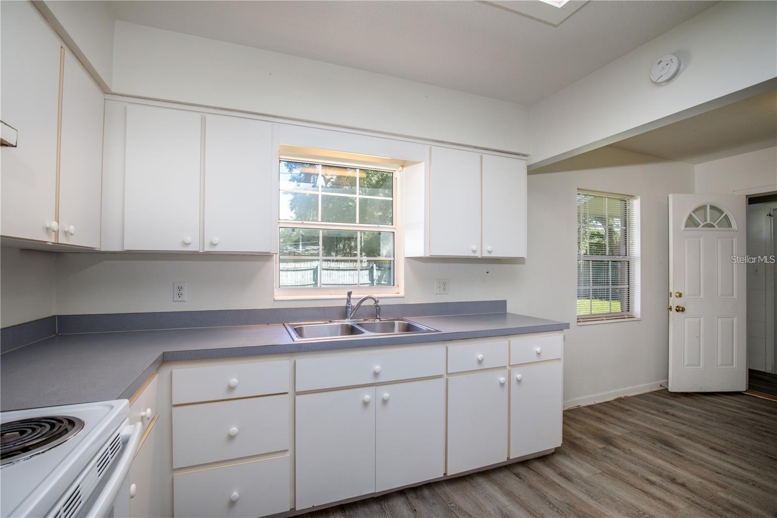 Image 9 of 17 For 25525 Colmar Avenue