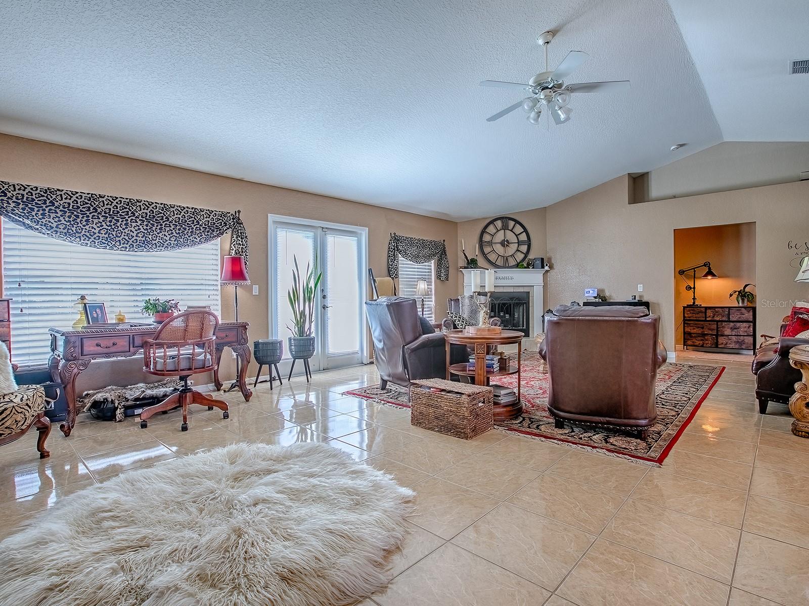 Image 7 of 22 For 705 Lake Diamond Avenue