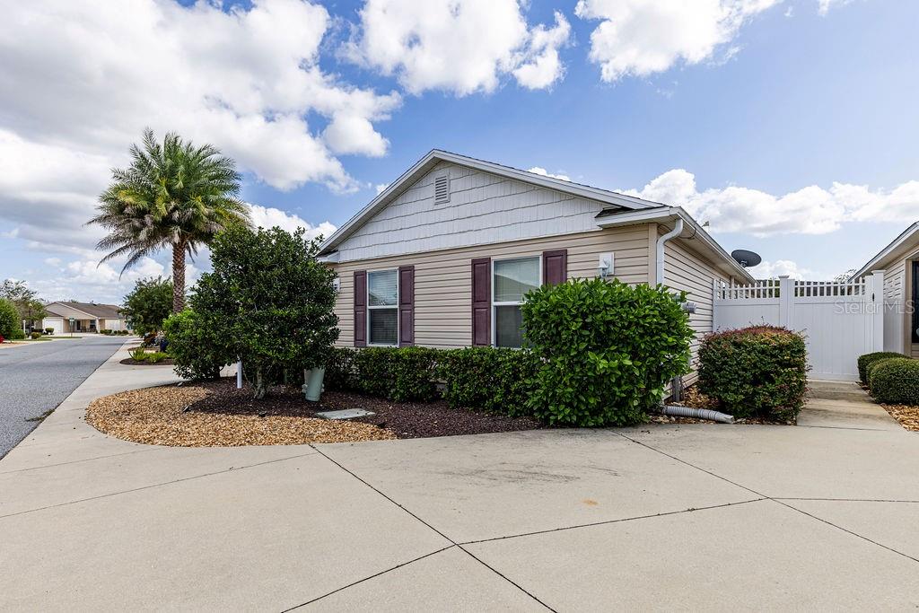 Image 28 of 31 For 852 Sapphire Place