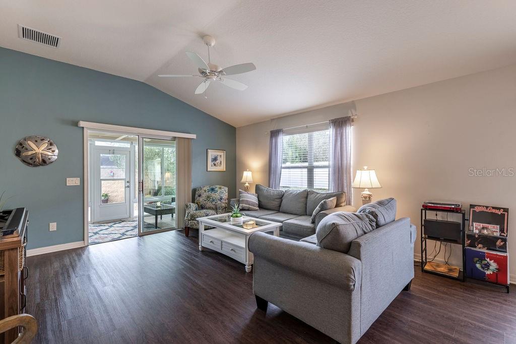 Image 9 of 31 For 852 Sapphire Place