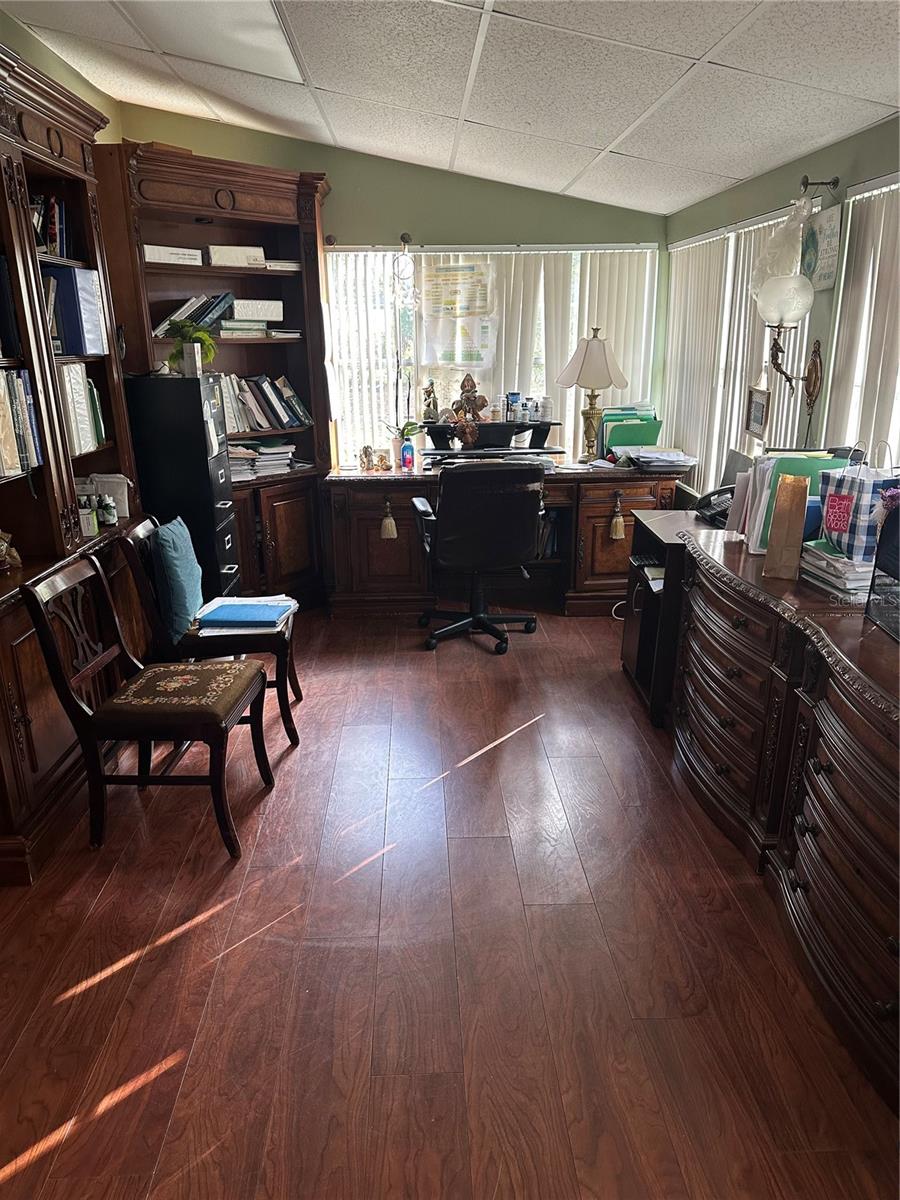 Image 4 of 7 For 122 Lakeview Avenue