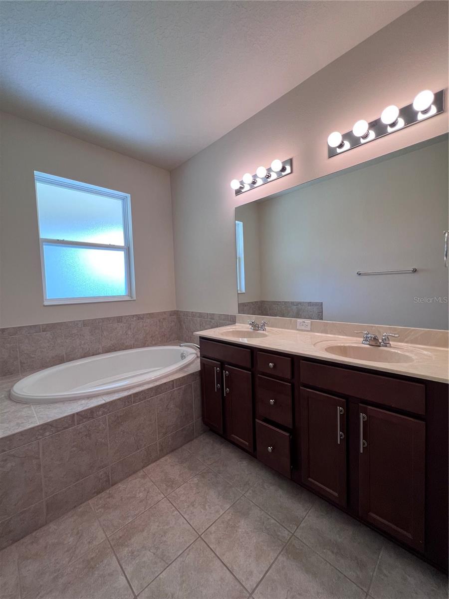 Image 20 of 43 For 1310 Oakcrest Court