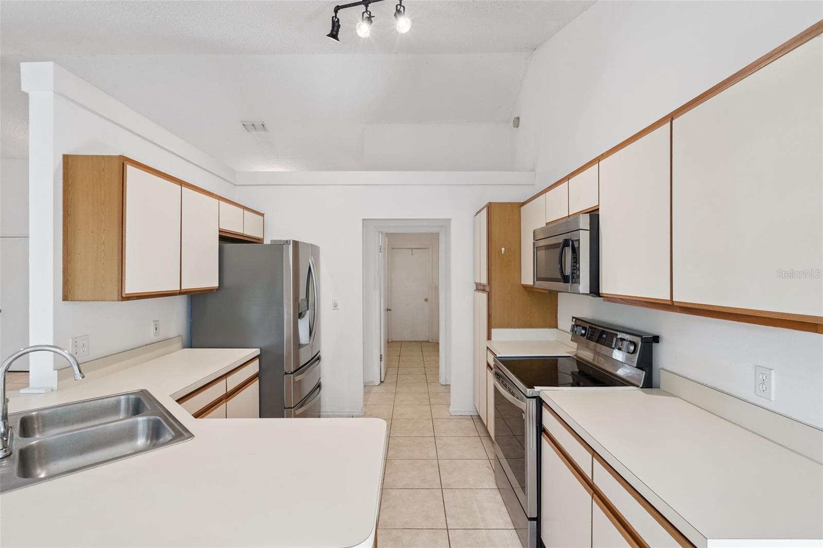 Image 14 of 56 For 2640 Waterview Drive