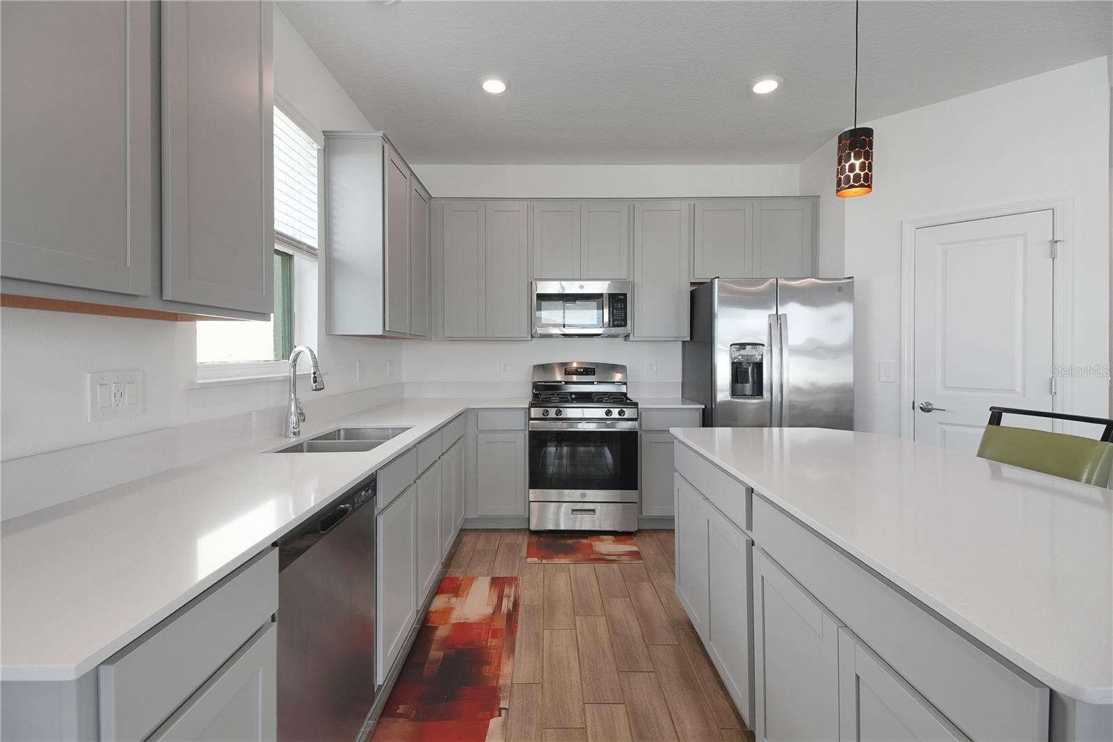 Image 9 of 49 For 9392 Revere Avenue