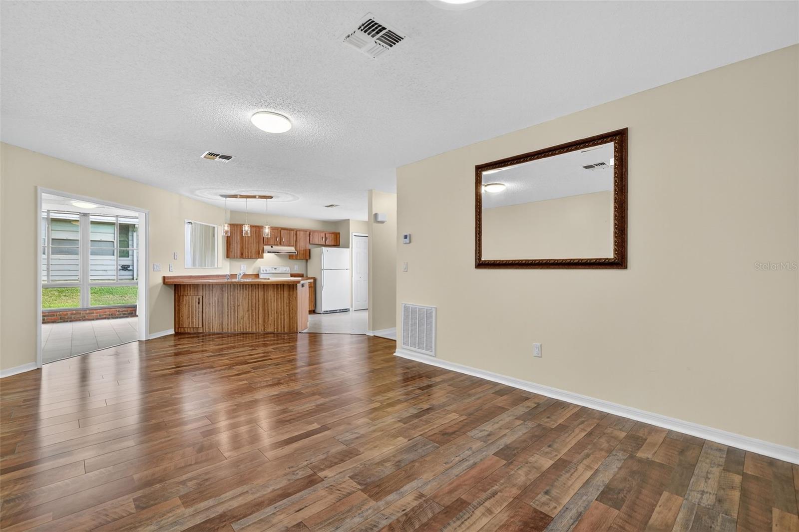 Image 20 of 35 For 207 Fernwood Street