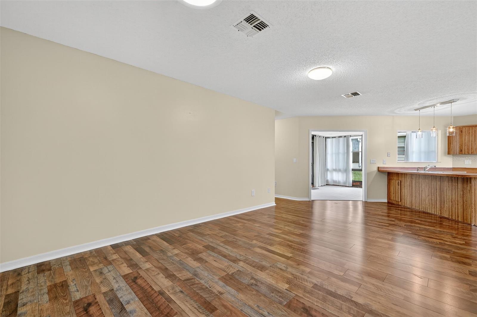 Image 21 of 35 For 207 Fernwood Street