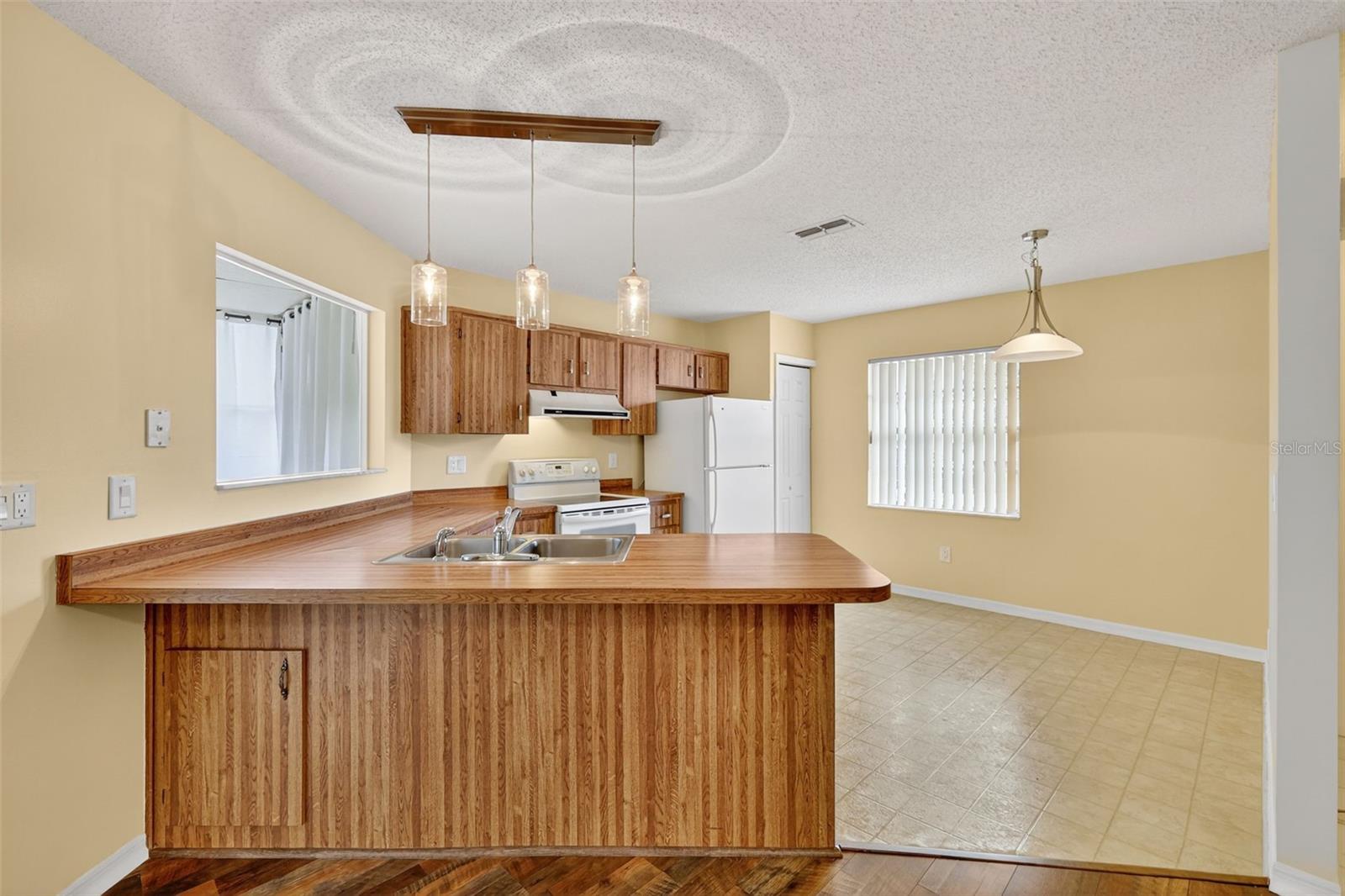 Image 22 of 35 For 207 Fernwood Street