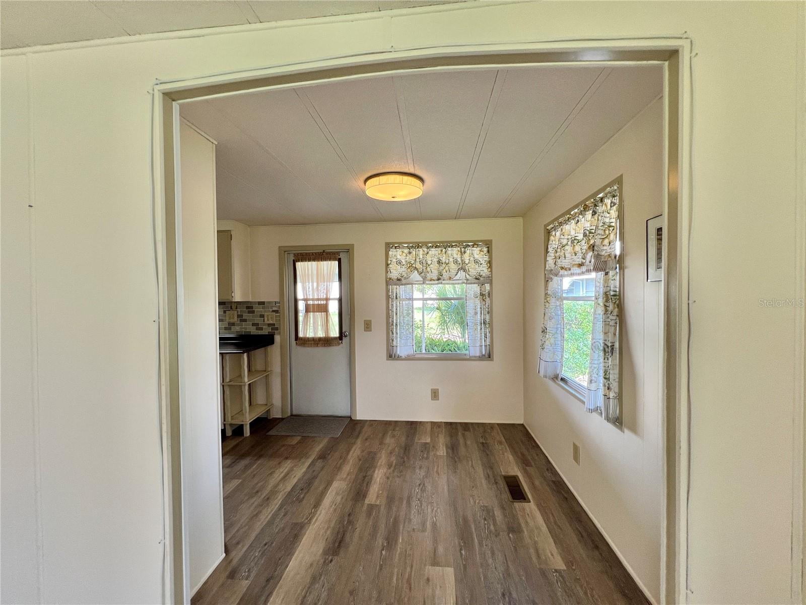 Image 6 of 67 For 102 Oaklawn Cove