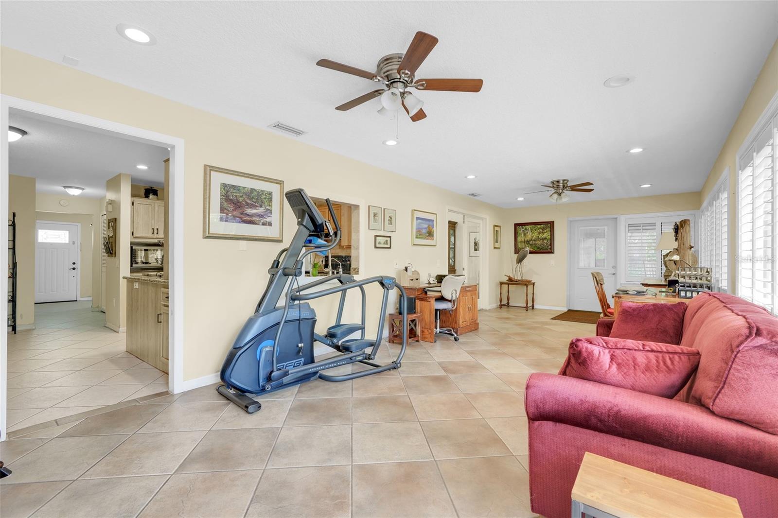 Image 19 of 39 For 721 Lakeshore Drive