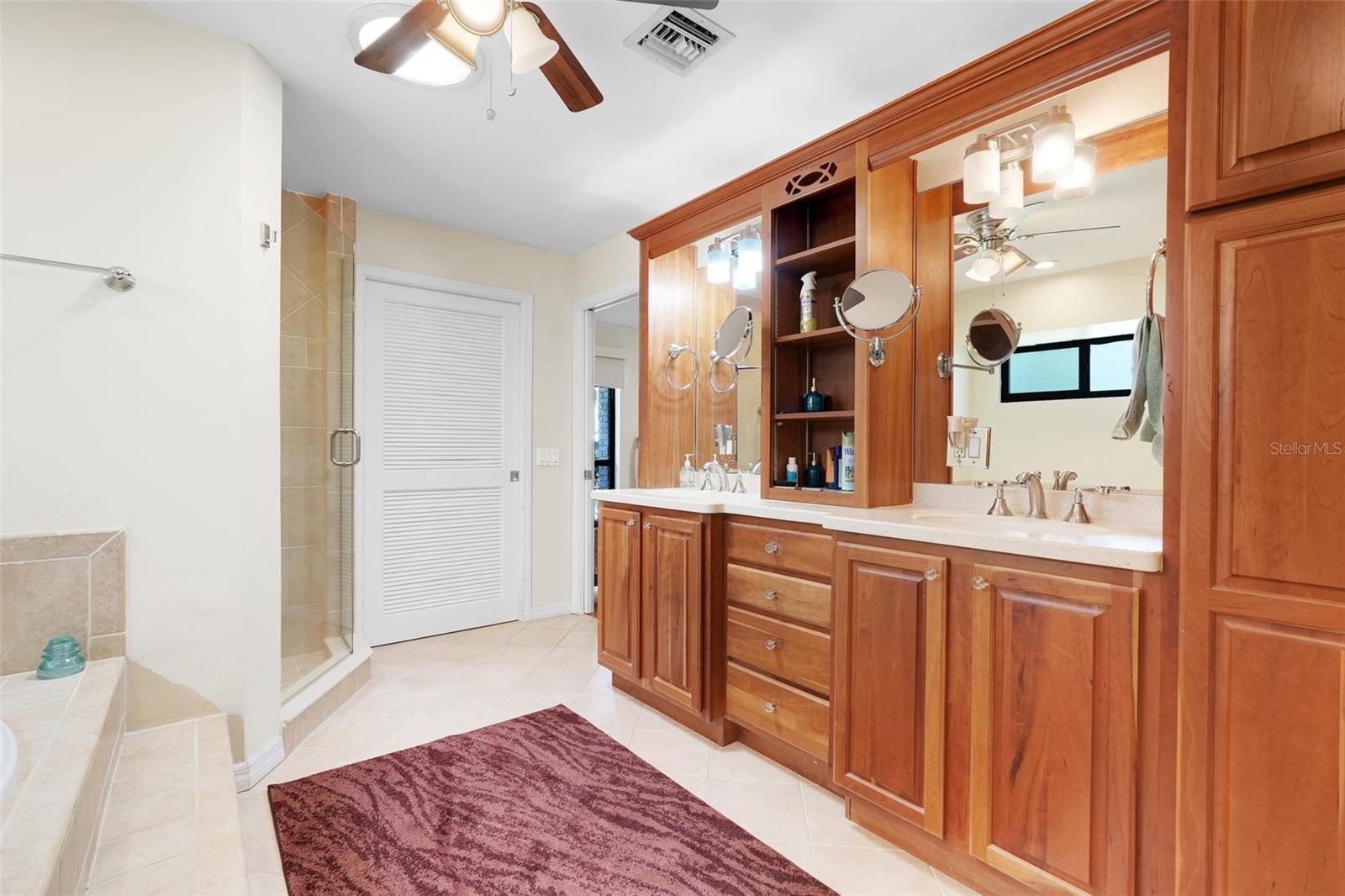 Image 24 of 39 For 721 Lakeshore Drive