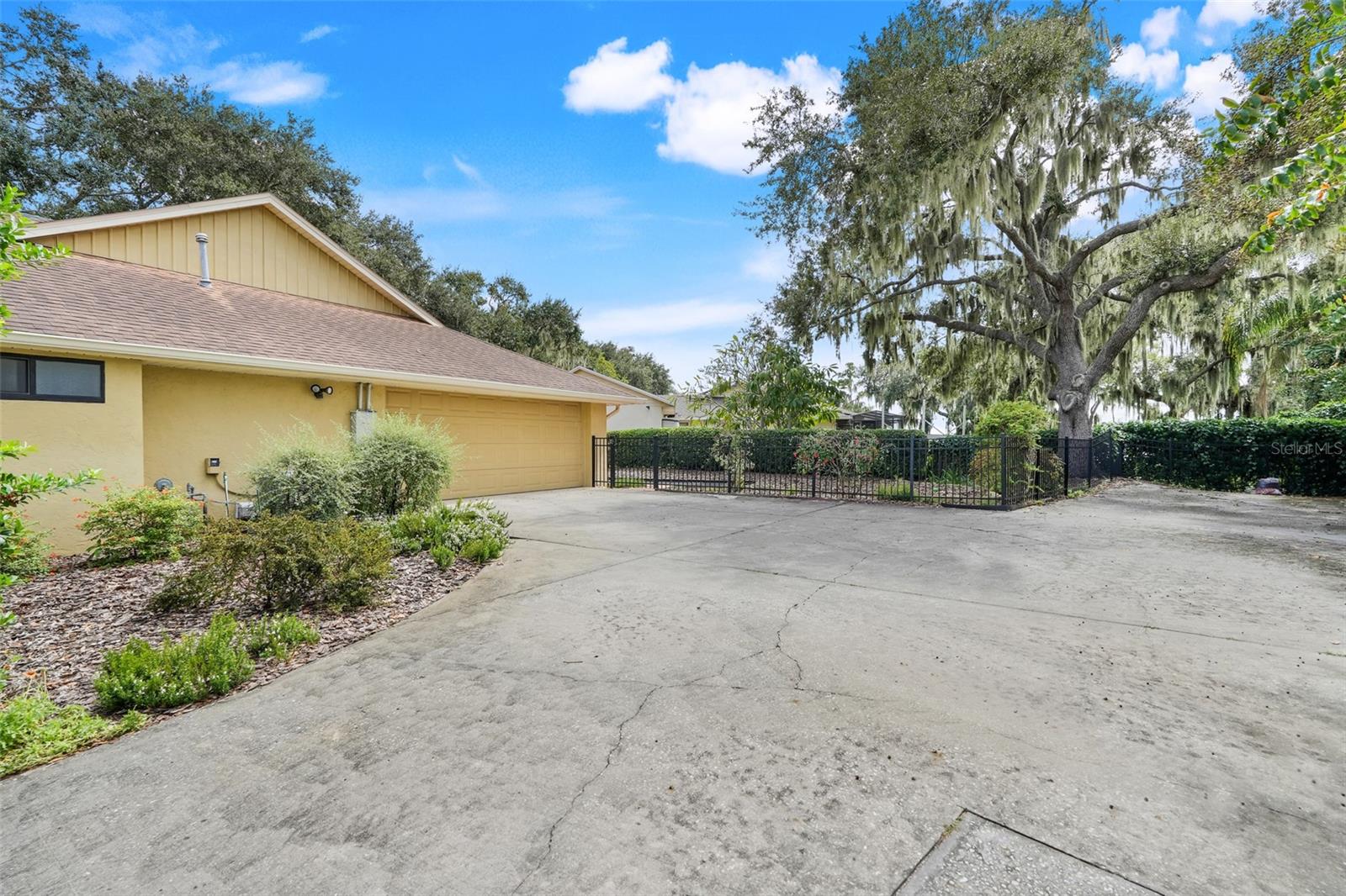 Image 37 of 39 For 721 Lakeshore Drive