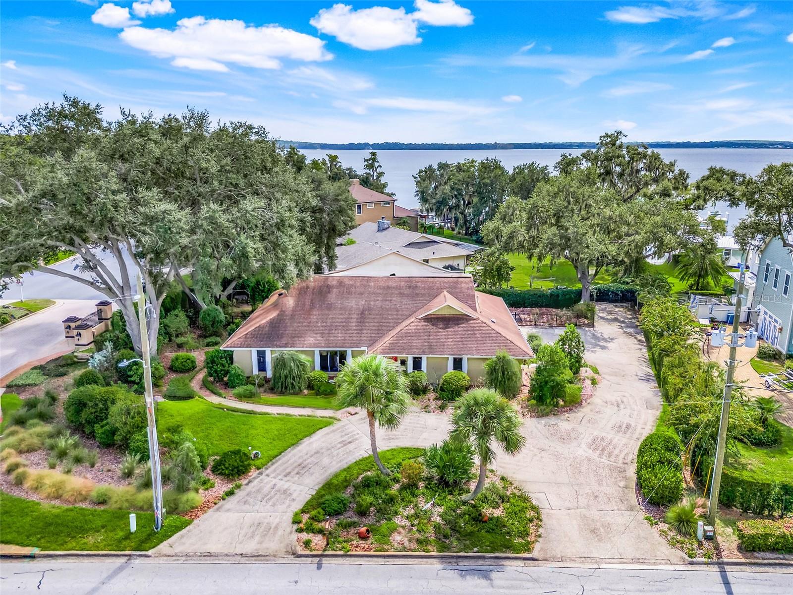 Image 6 of 39 For 721 Lakeshore Drive