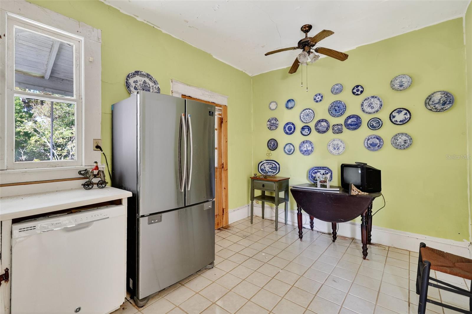 Image 20 of 38 For 102 Trowell Avenue