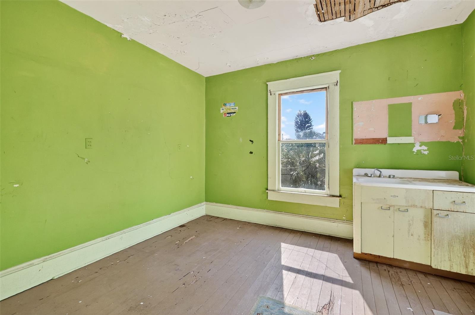 Image 27 of 38 For 102 Trowell Avenue