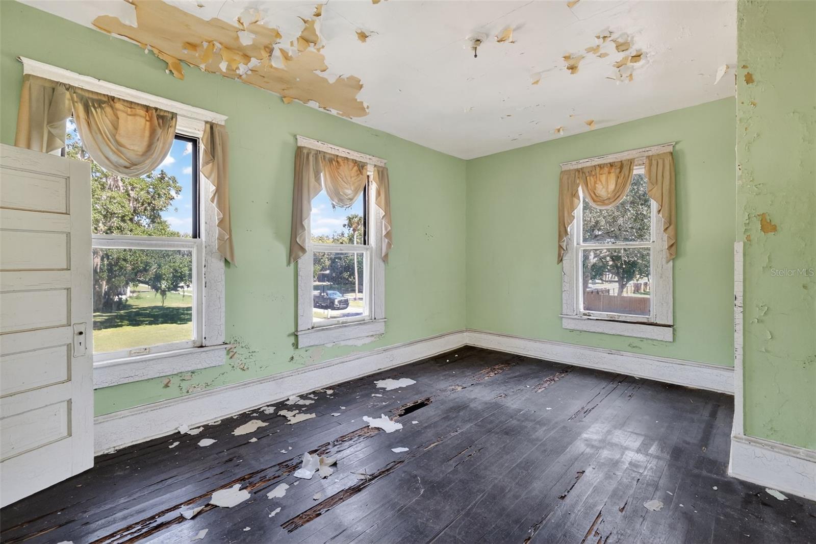 Image 29 of 38 For 102 Trowell Avenue