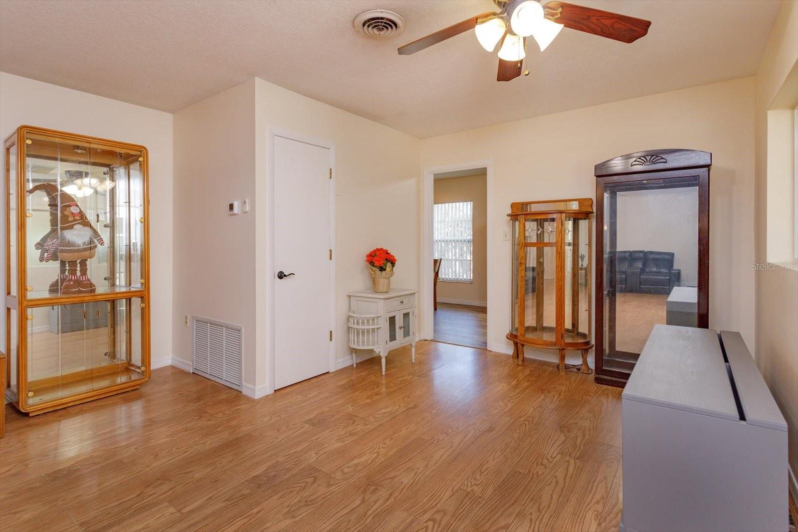 Image 8 of 33 For 5527 Imperial Avenue