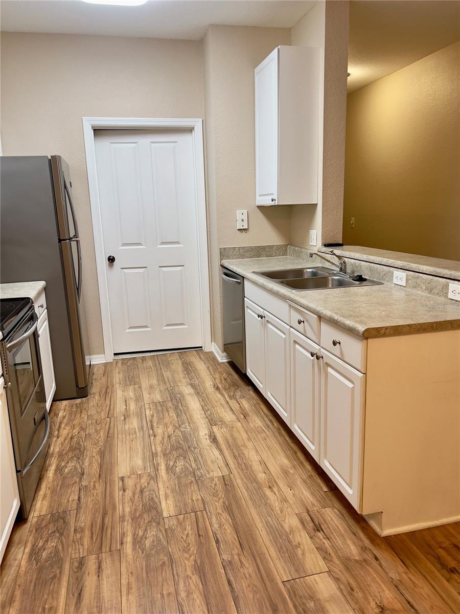 Image 7 of 11 For 1007 Hemingway Circle 1007