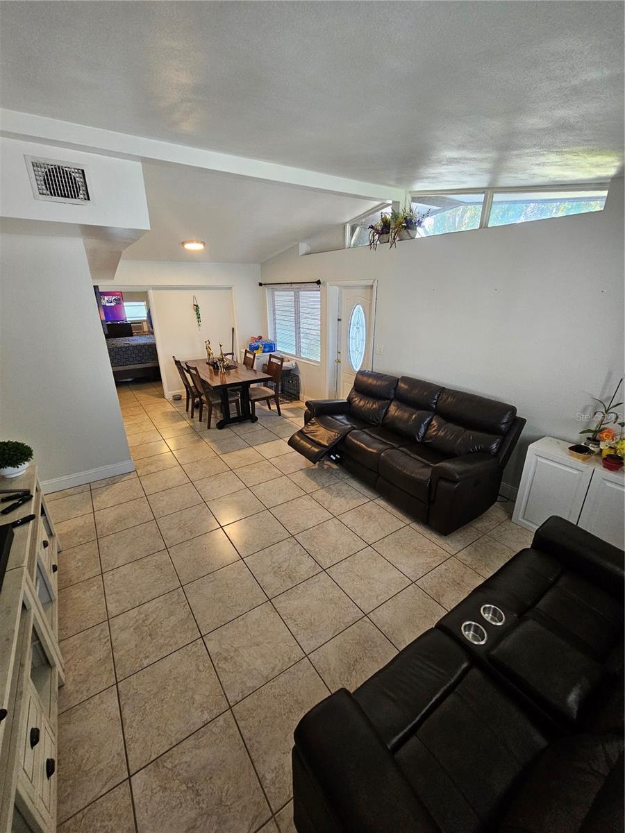 Image 5 of 19 For 1042 Hillcrest Drive