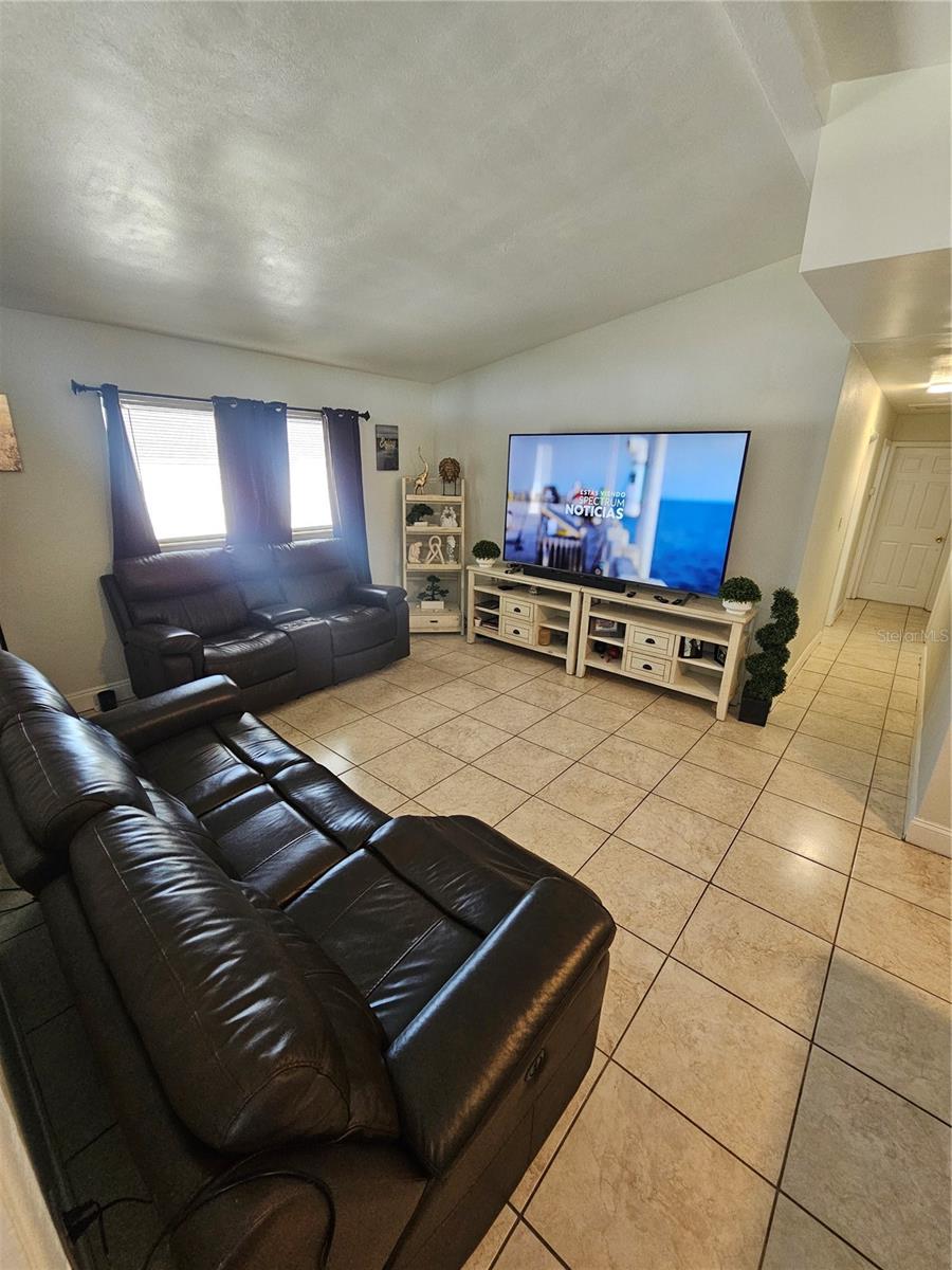 Image 7 of 19 For 1042 Hillcrest Drive