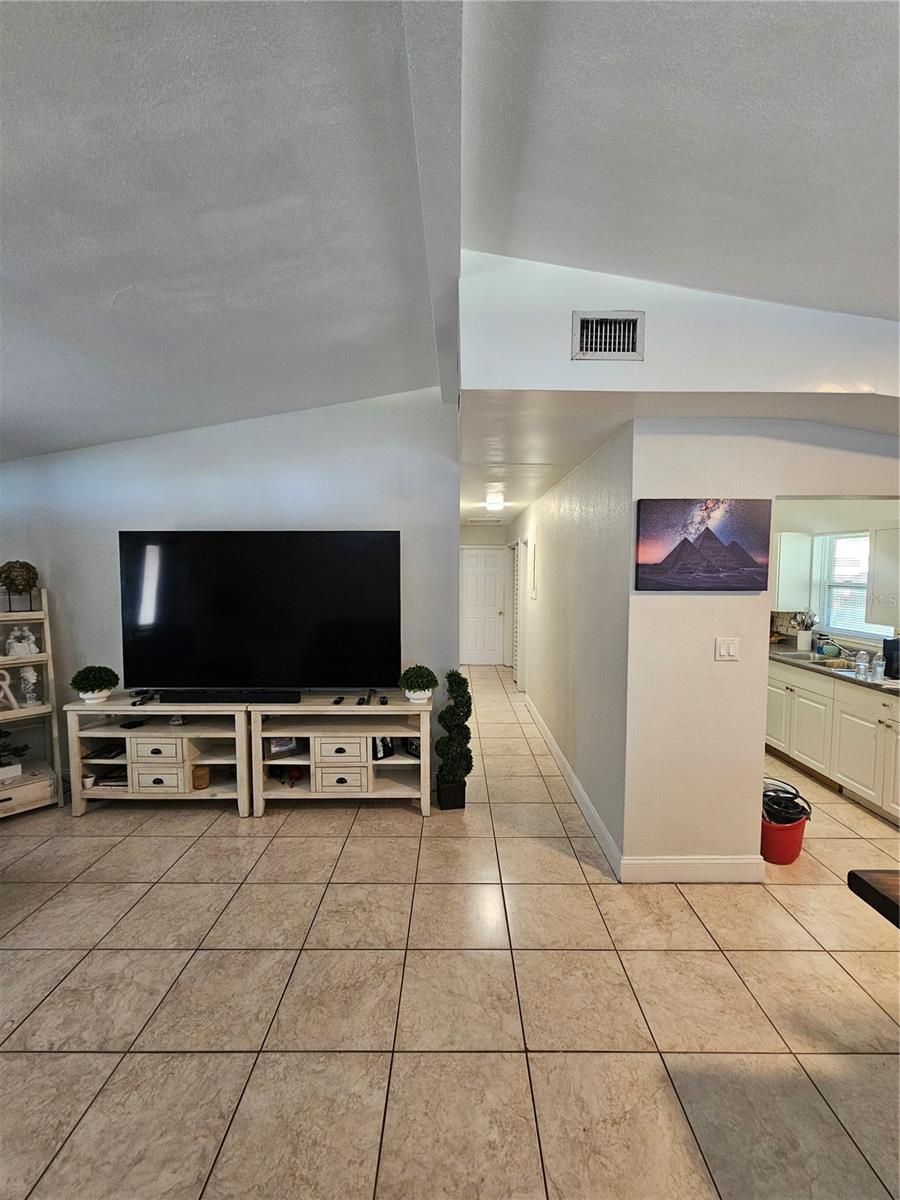 Image 8 of 19 For 1042 Hillcrest Drive