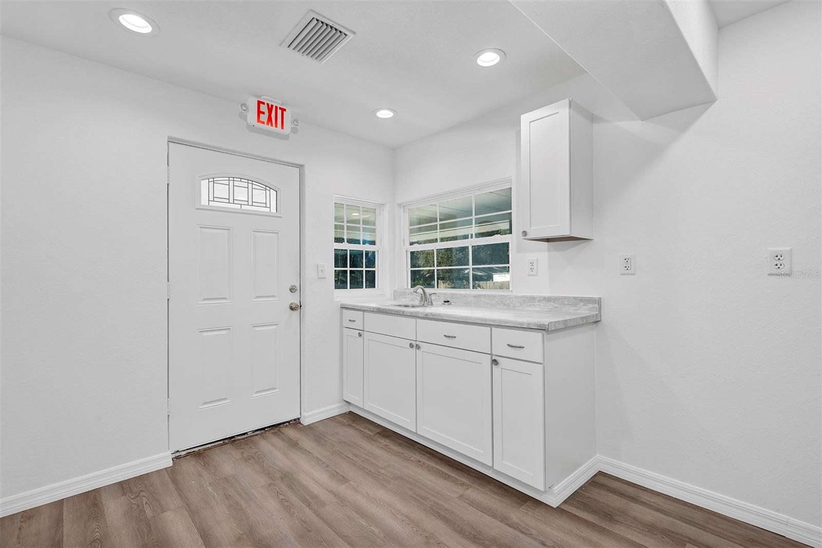 Image 27 of 62 For 504 Stanley Avenue