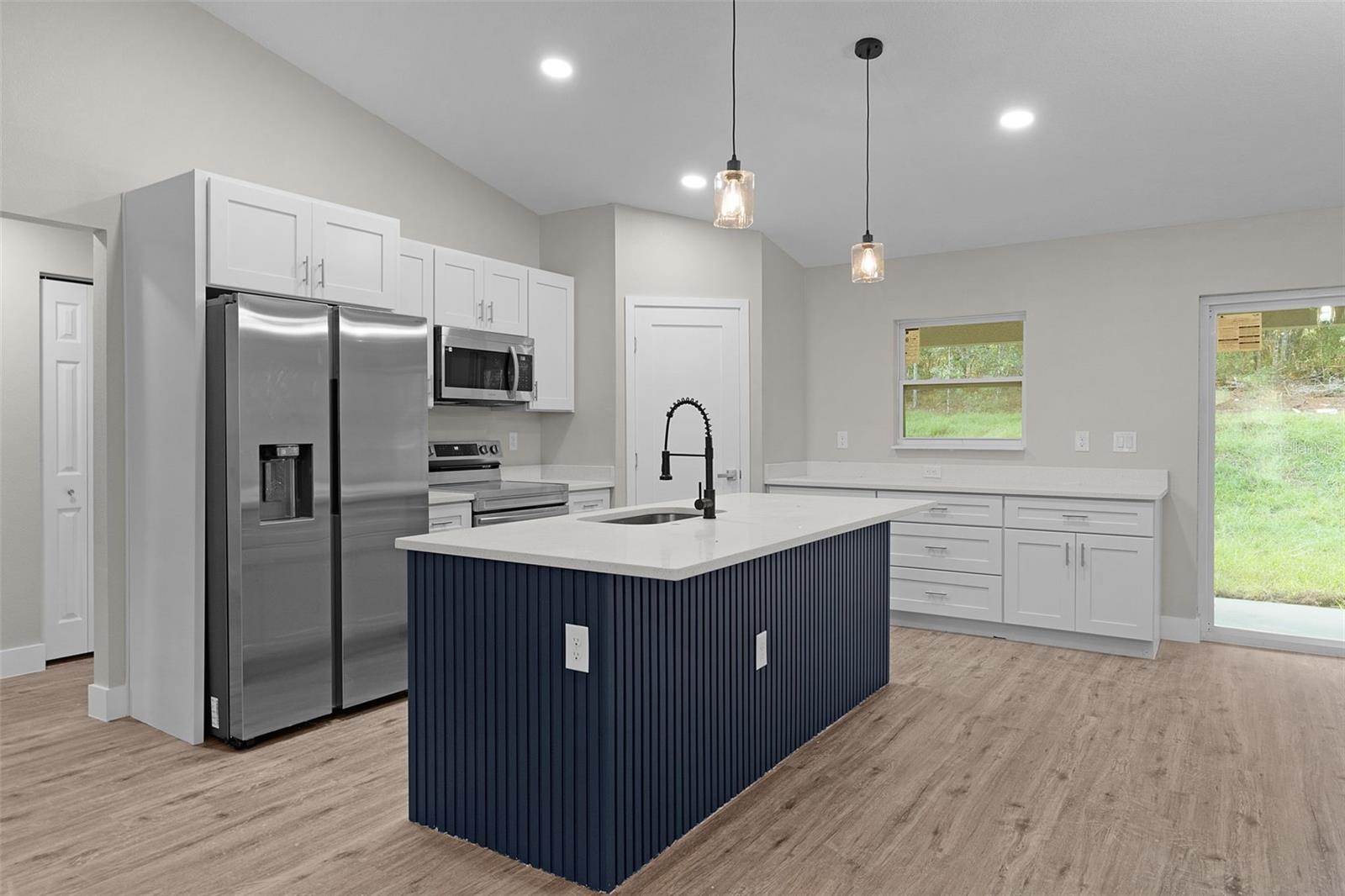 Listing photo id 8 for 7957 Primrose Drive