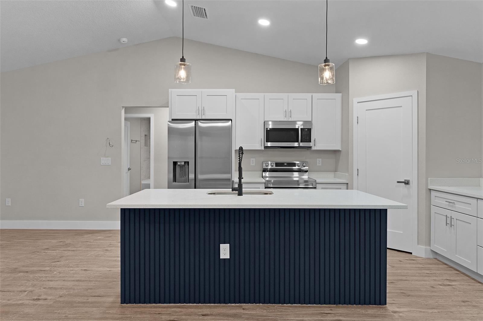 Listing photo id 9 for 7957 Primrose Drive