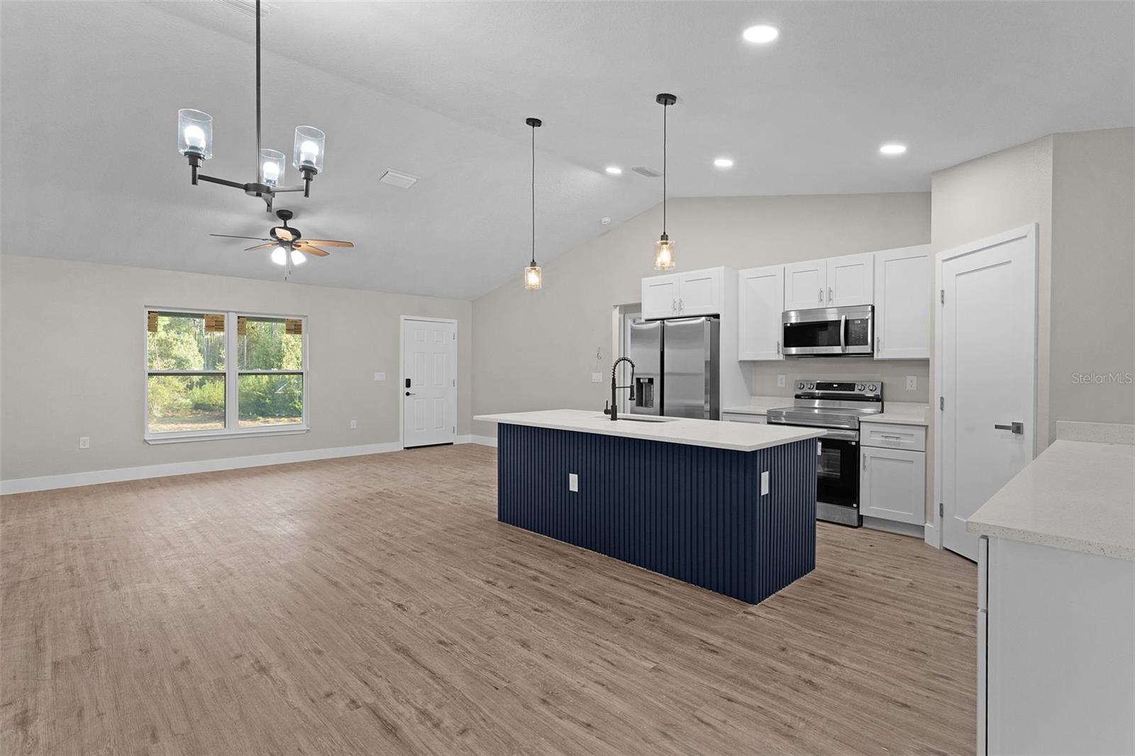 Listing photo id 10 for 7957 Primrose Drive