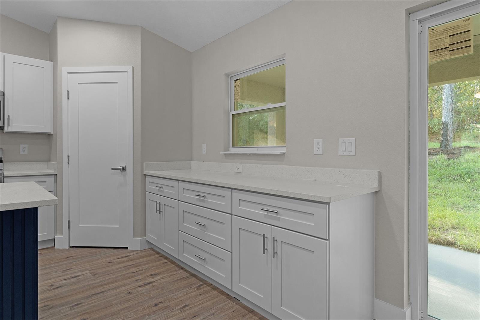 Listing photo id 11 for 7957 Primrose Drive