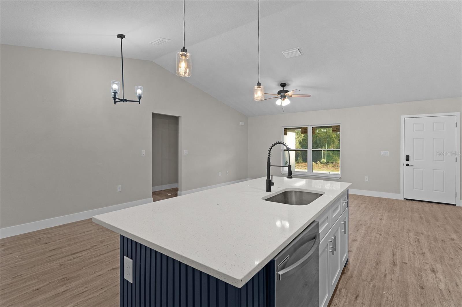 Listing photo id 12 for 7957 Primrose Drive