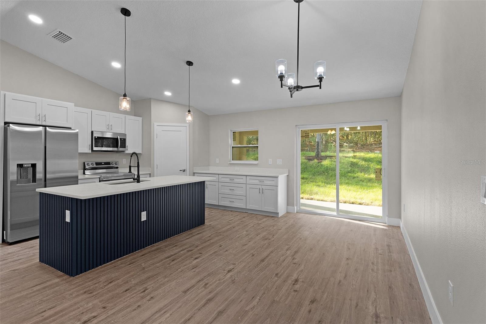 Listing photo id 13 for 7957 Primrose Drive