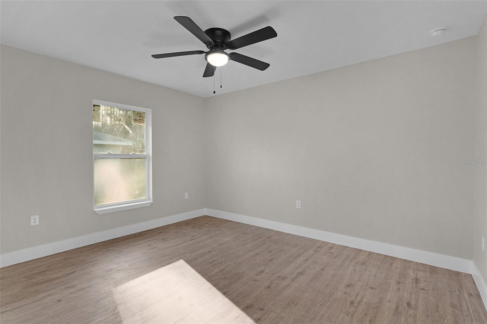 Listing photo id 14 for 7957 Primrose Drive