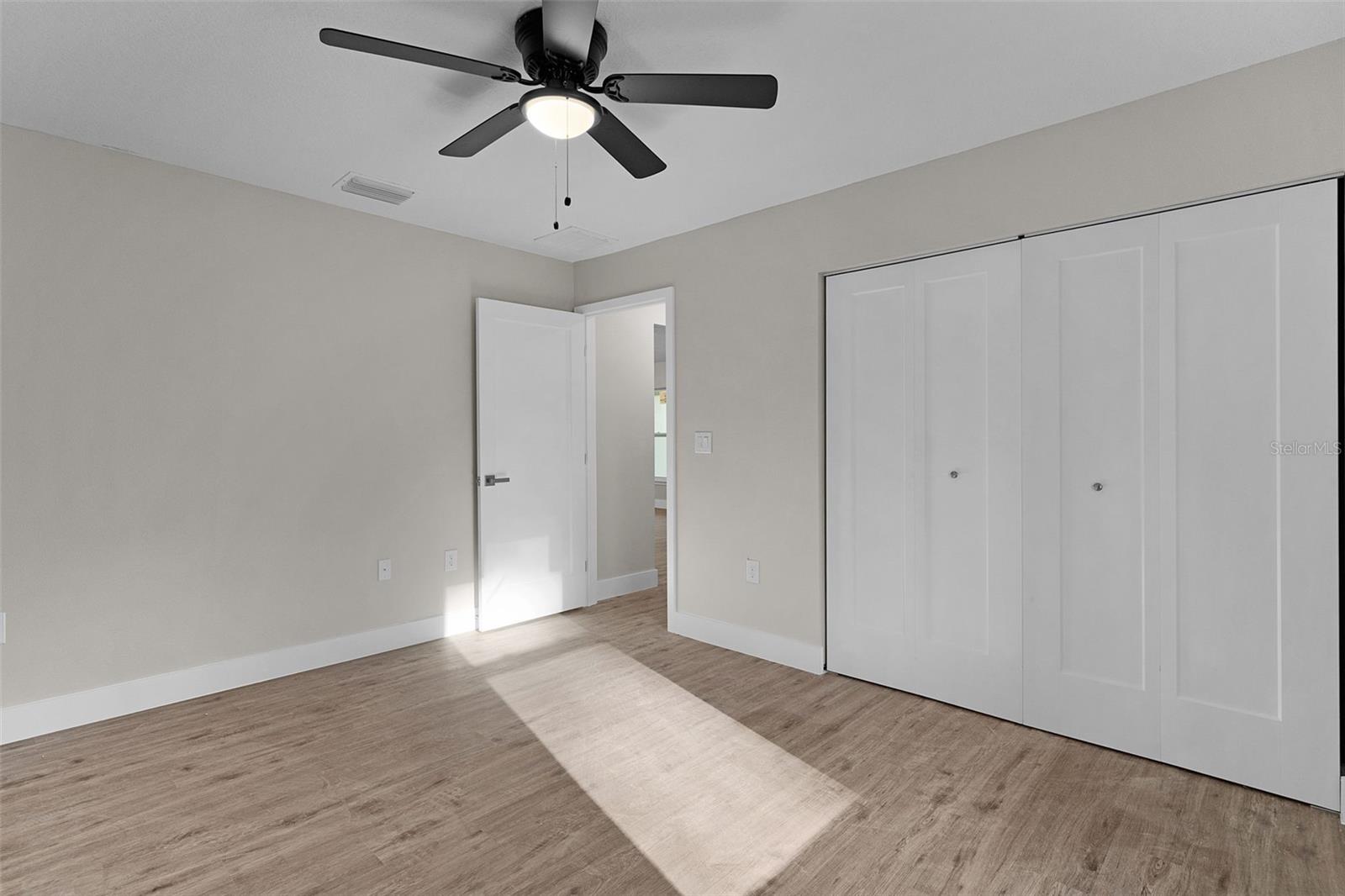 Listing photo id 15 for 7957 Primrose Drive