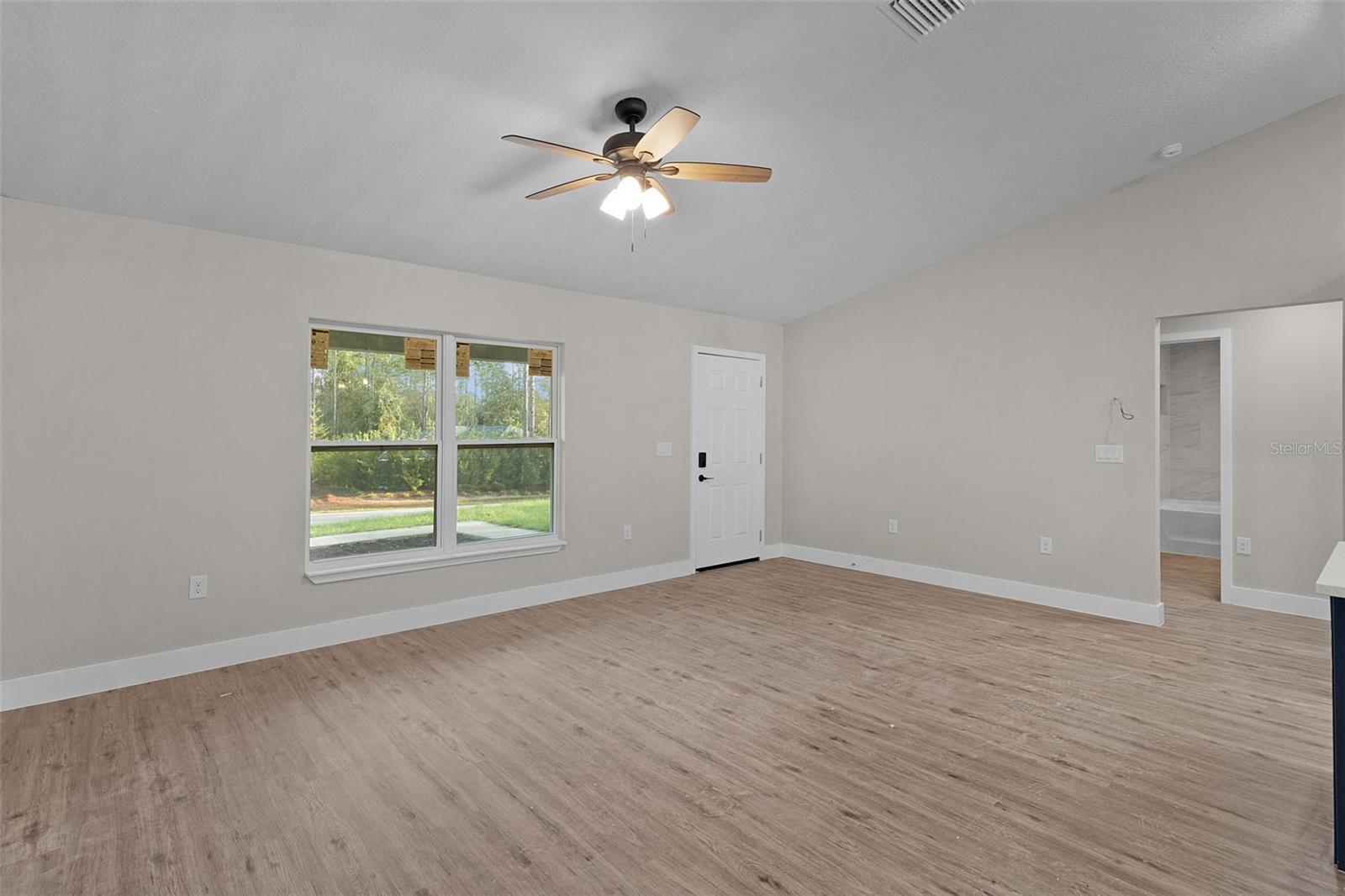 Listing photo id 19 for 7957 Primrose Drive