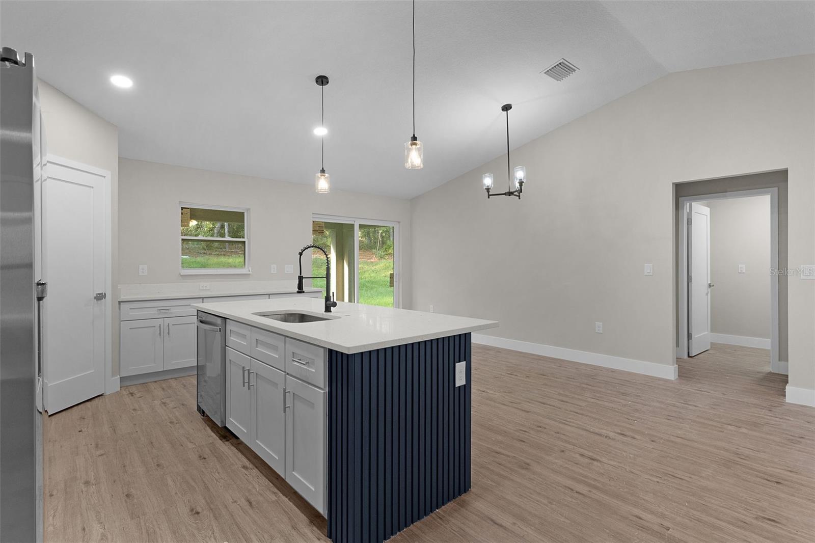 Listing photo id 4 for 7957 Primrose Drive