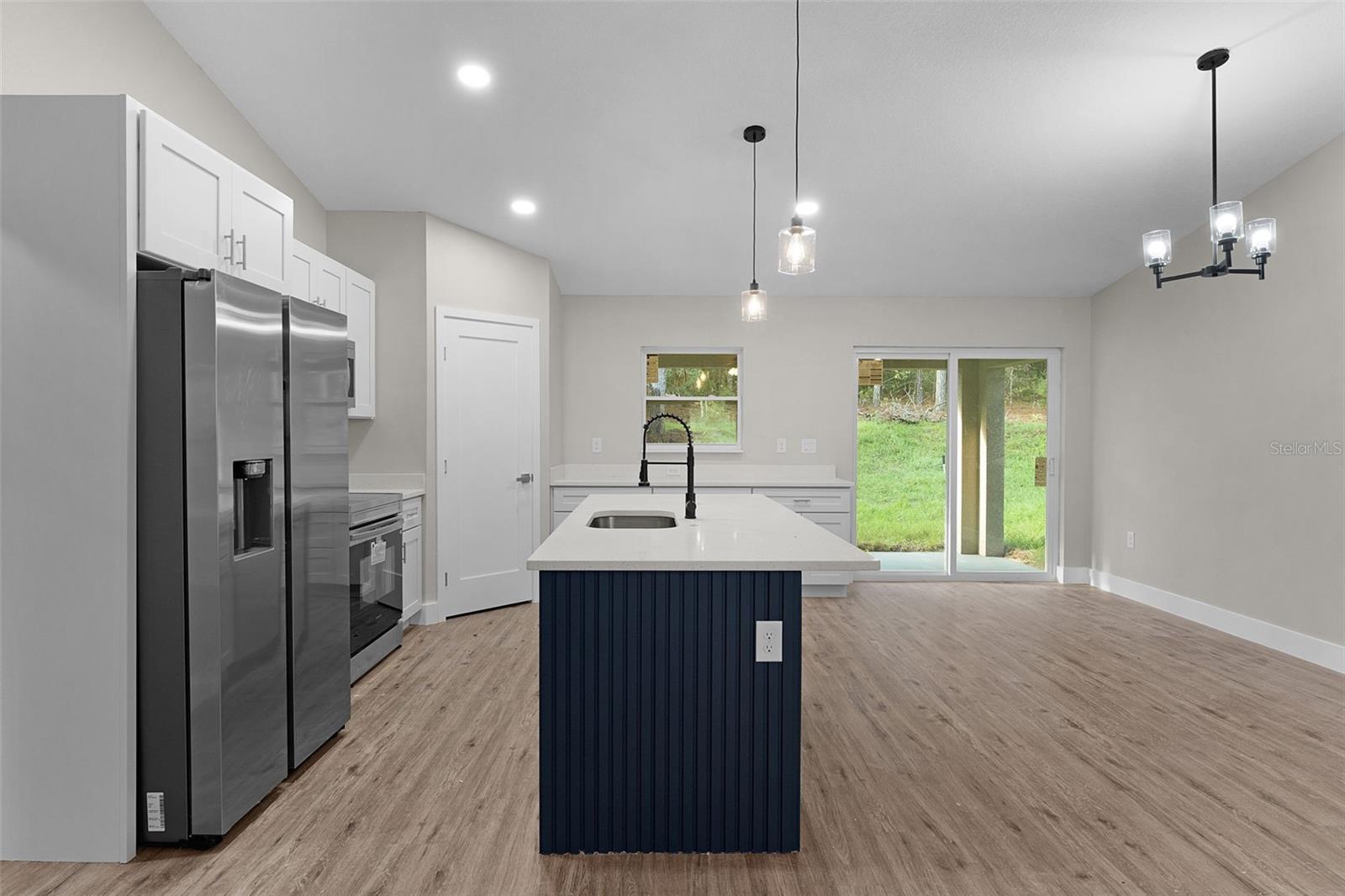 Listing photo id 7 for 7957 Primrose Drive