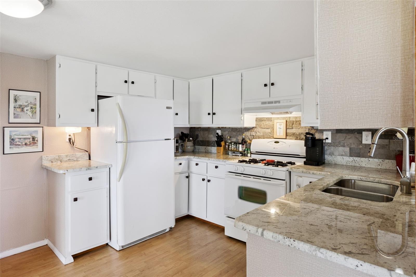 Image 20 of 49 For 669 Sinclair Circle