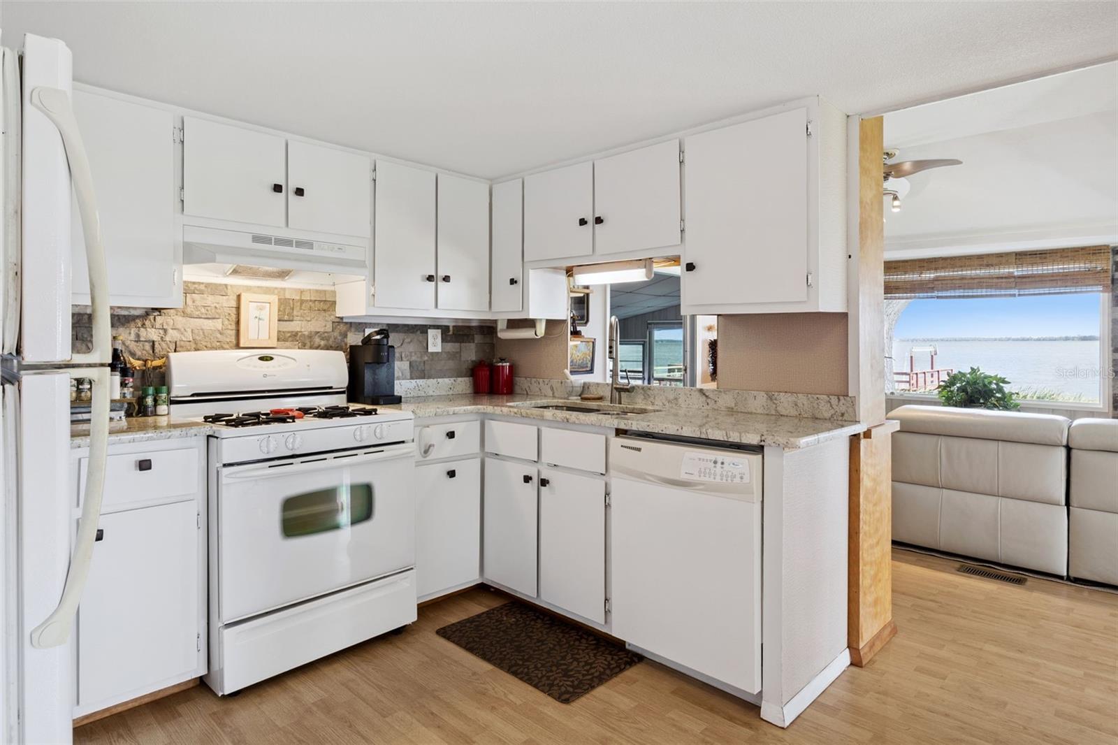 Image 21 of 49 For 669 Sinclair Circle