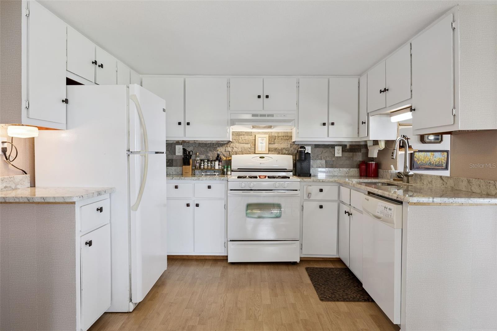 Image 22 of 49 For 669 Sinclair Circle