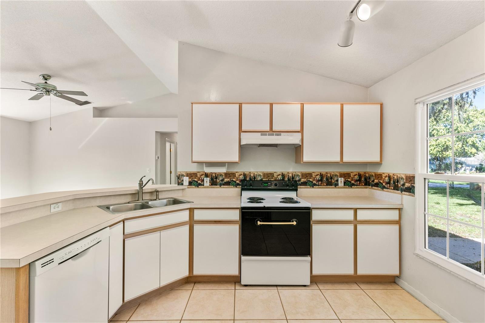 Image 22 of 35 For 2714 Bayview Drive