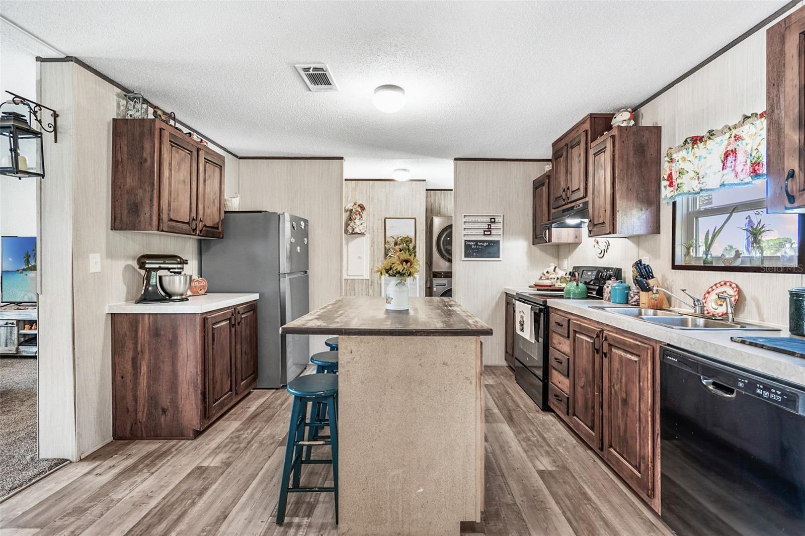 Image 2 of 28 For 10380 Parkside Avenue