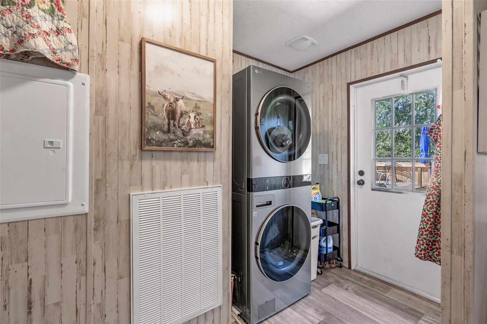 Image 7 of 28 For 10380 Parkside Avenue