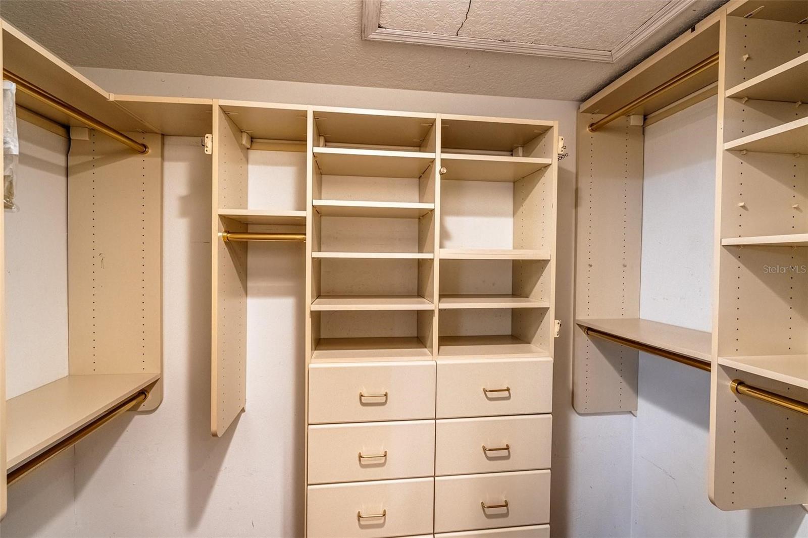 Image 22 of 52 For 681 Greywood Drive