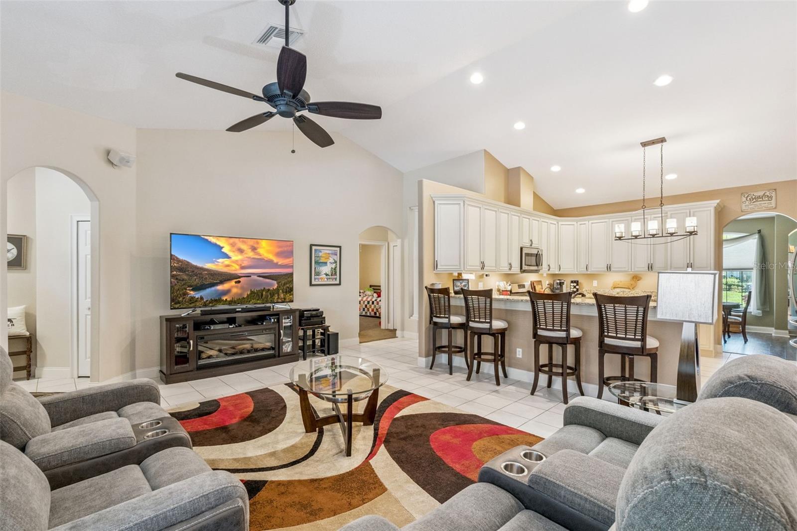 Image 13 of 51 For 21937 King Alfred Street