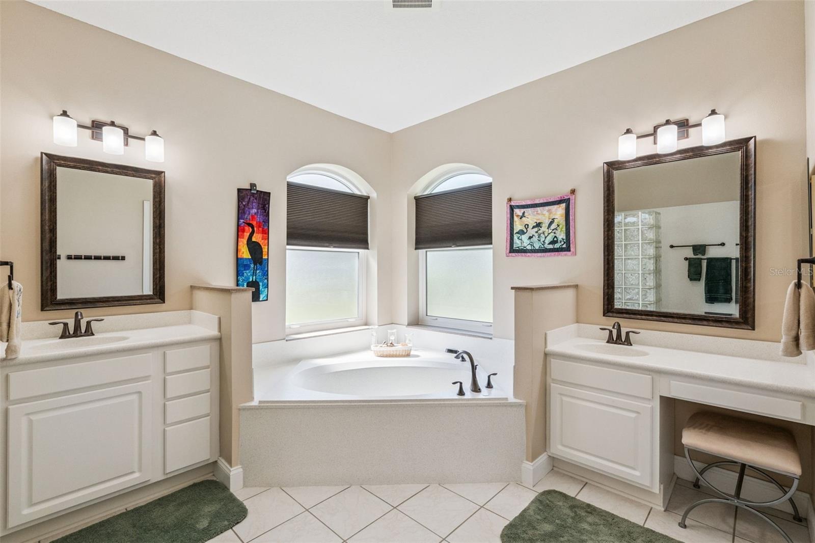 Image 23 of 51 For 21937 King Alfred Street