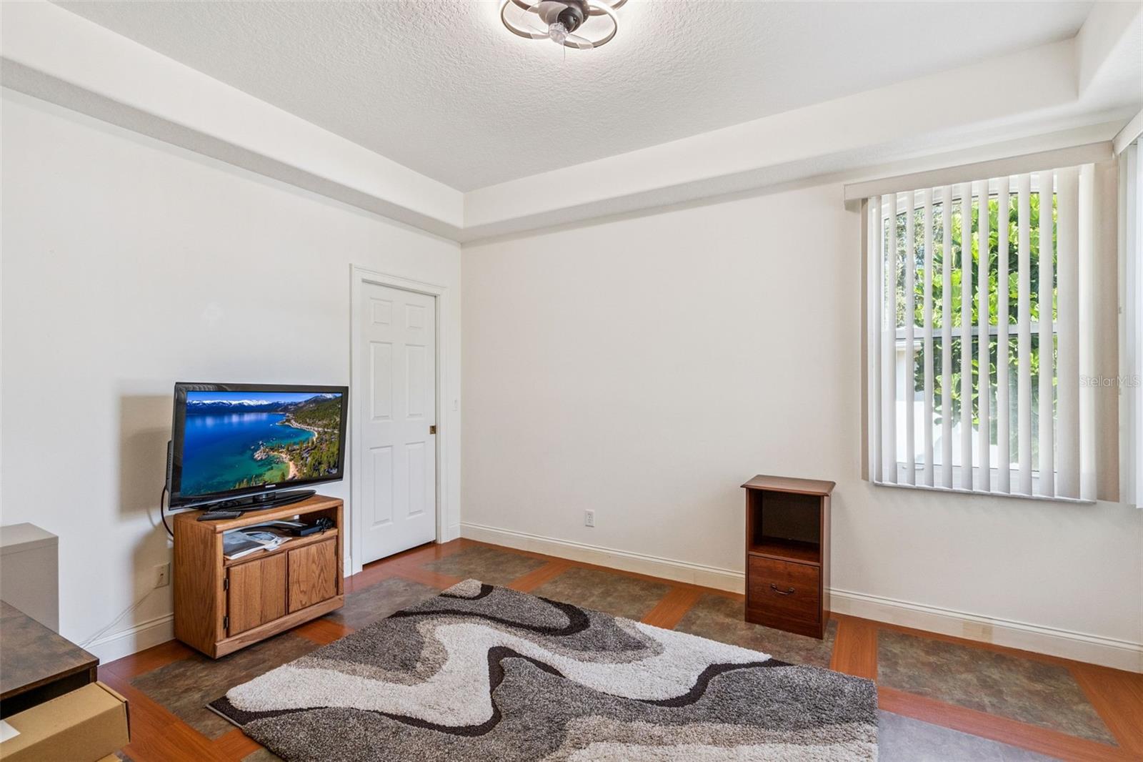 Image 30 of 51 For 21937 King Alfred Street