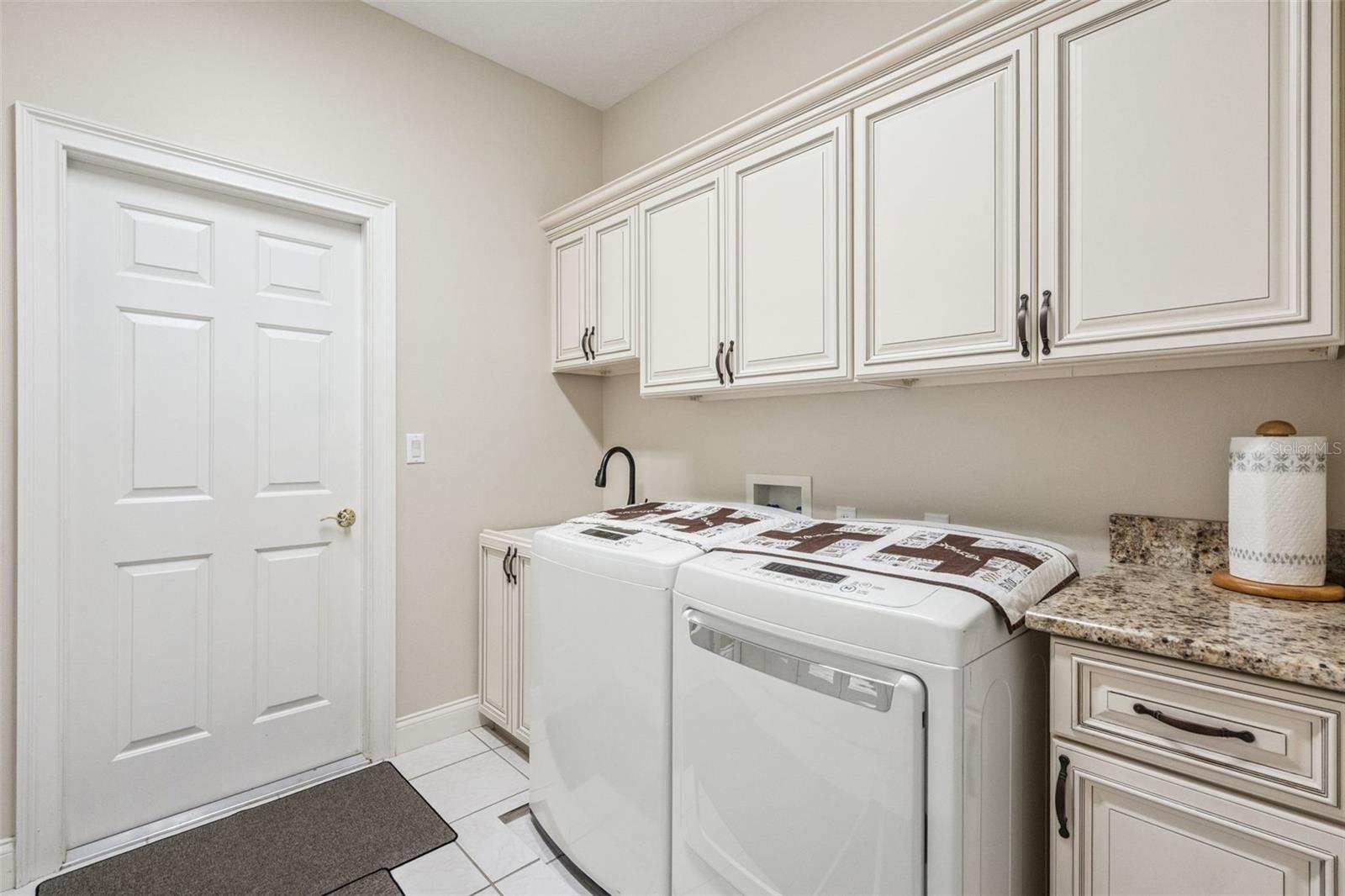 Image 38 of 51 For 21937 King Alfred Street