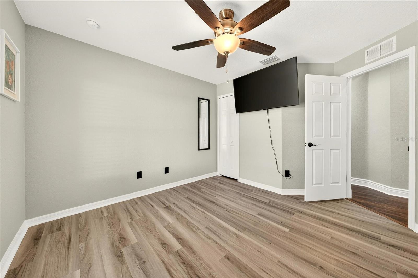 Image 12 of 25 For 913 Powell Street