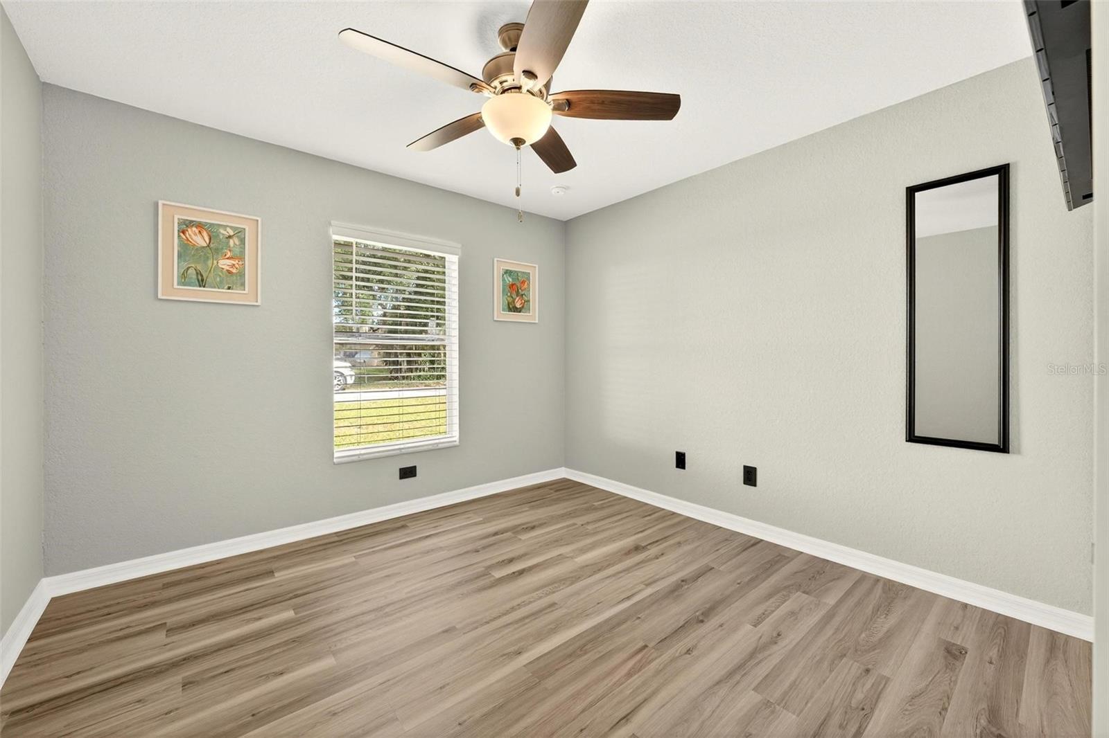 Image 13 of 25 For 913 Powell Street