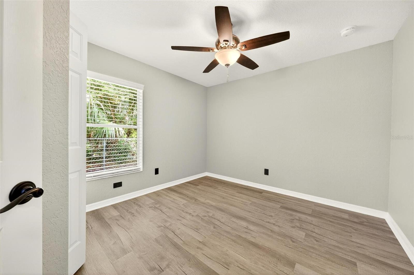 Image 15 of 25 For 913 Powell Street